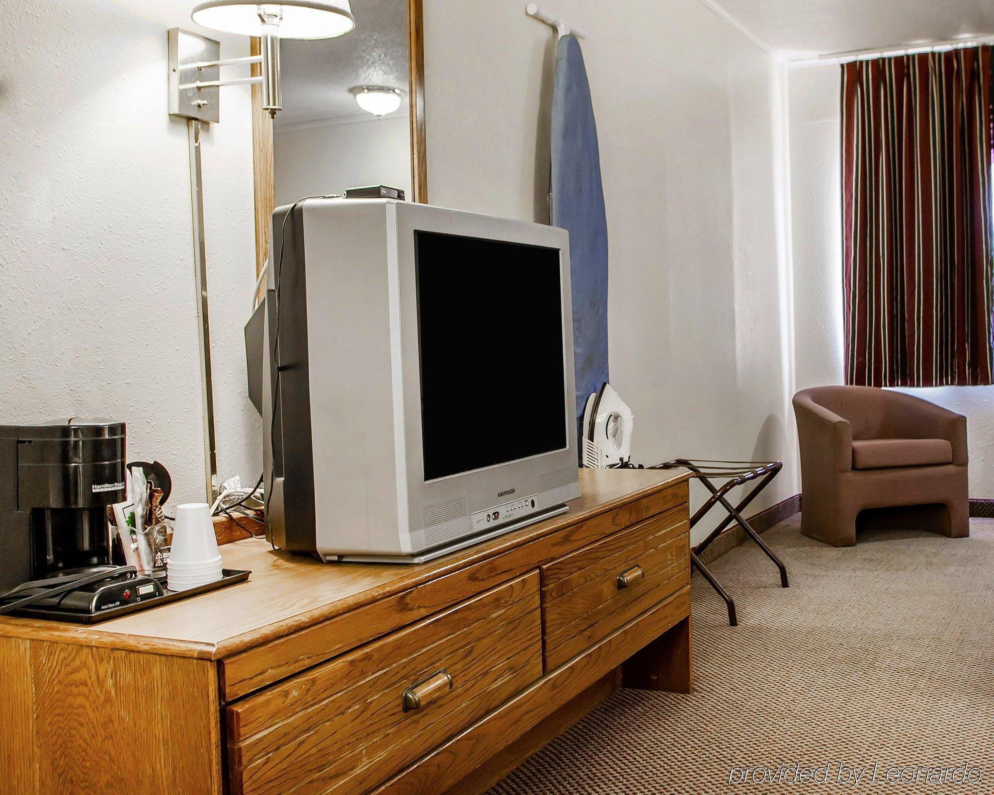 Econo Lodge Inn & Suites Newton Exterior photo