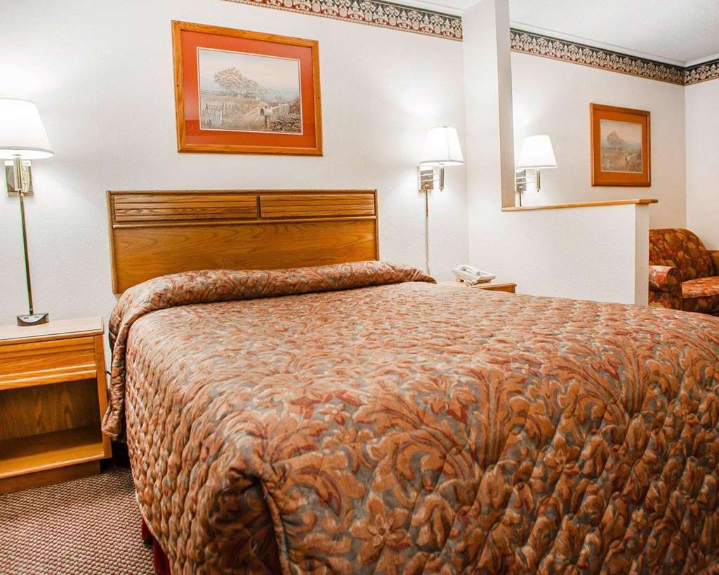 Econo Lodge Inn & Suites Newton Room photo
